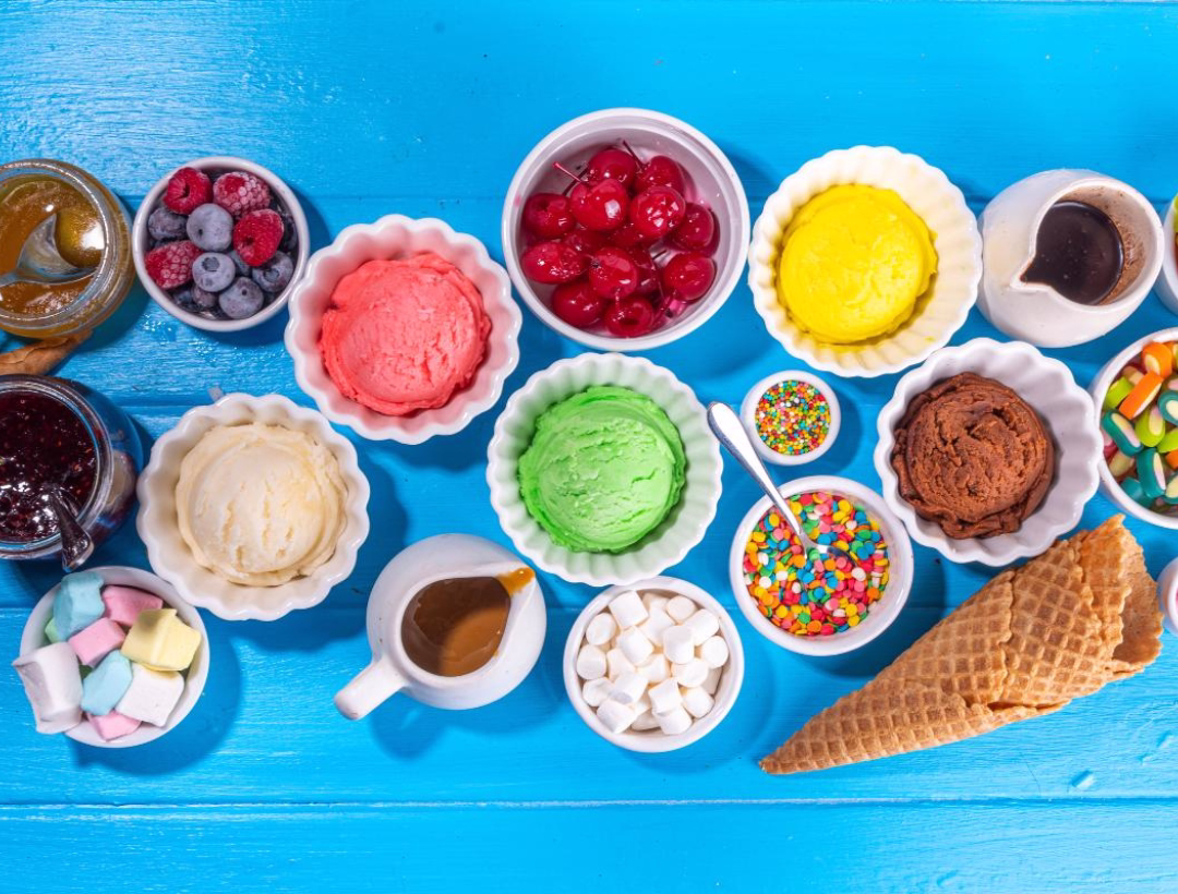 Barra de toppings profesional para heladería con coberturas, salsas y decoraciones variadas