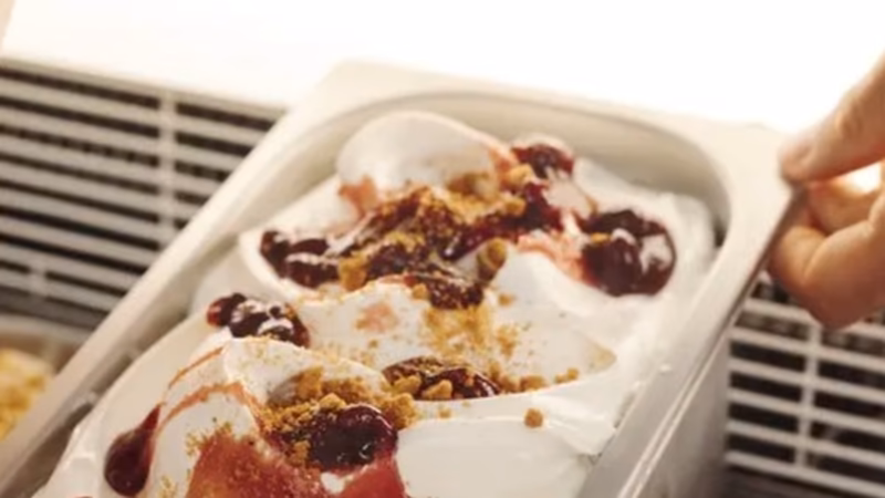 Bandeja de helado artesanal con veteado de variegato de frutos rojos y galleta triturada