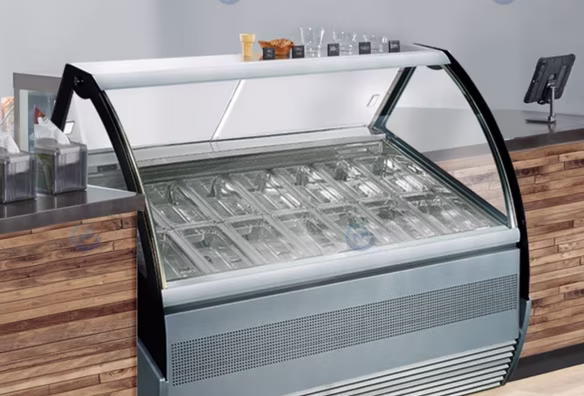 Vitrina curva de exhibición para helado con cubetas vacías